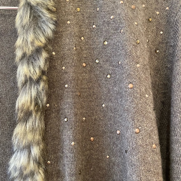 Chic Chicos 3/4 sleeve brown sweater w/fur trim and rhinestone - Picture 3 of 7